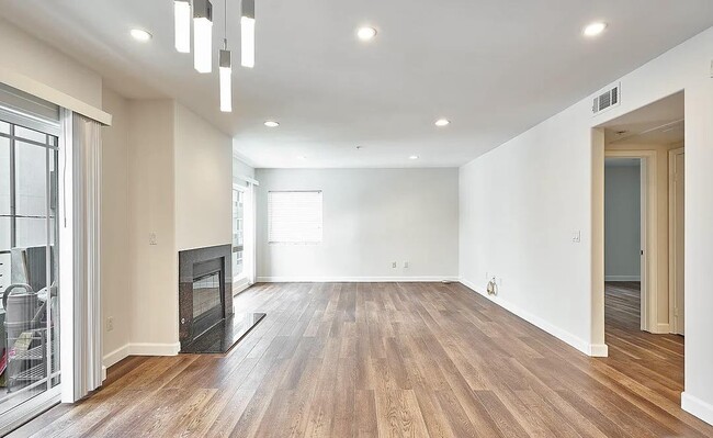 Building Photo - 1036 S Serrano Ave