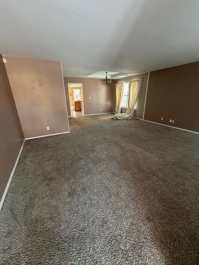 Building Photo - This charming single story 3 bedroom, 2 bath home with the convenience and an unbeatable location.