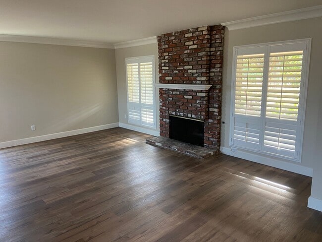 Building Photo - Updated 5 Bed, 3 Bath in Lomas Santa Fe Hi...