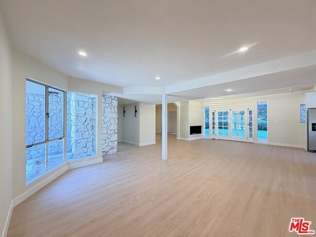 Building Photo - 2000 San Ysidro Dr