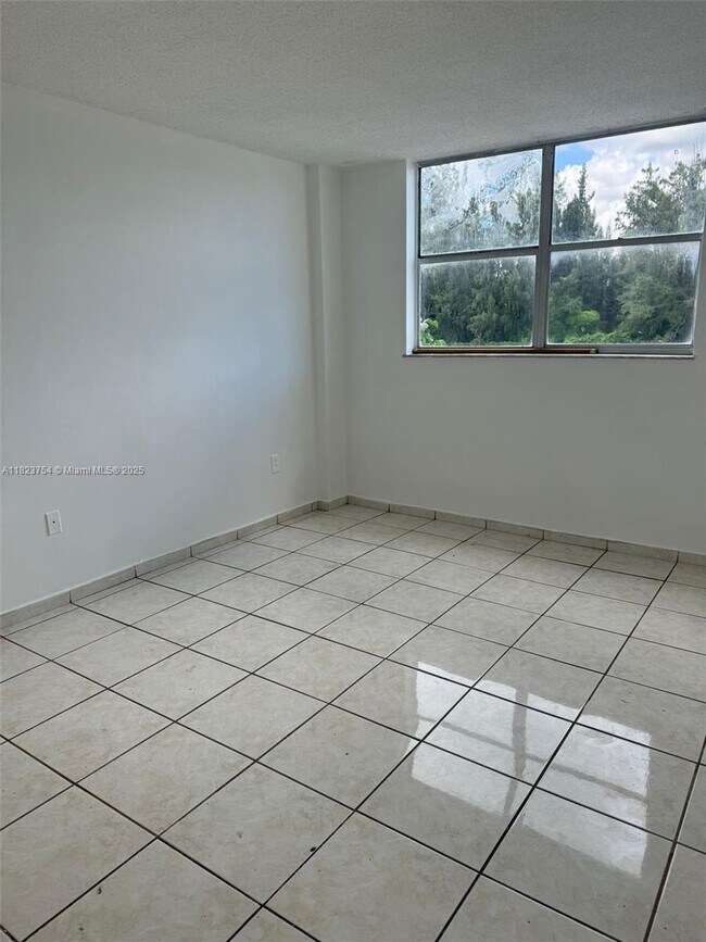 Building Photo - 16465 NE 22nd Ave