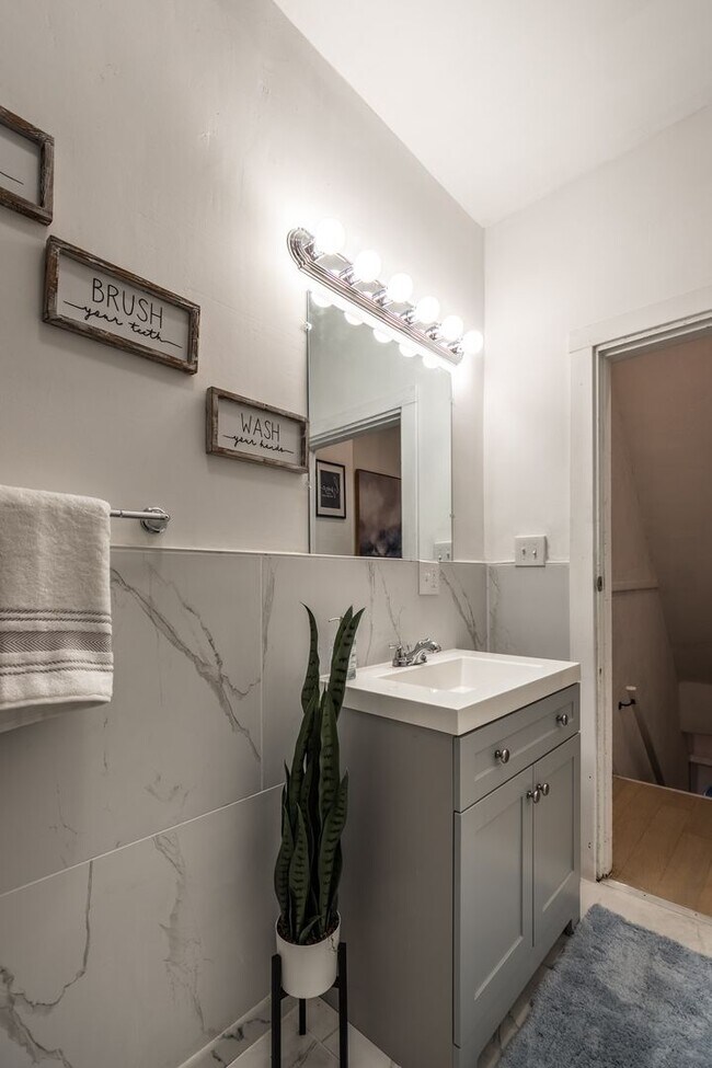 Building Photo - Urban Elegance in the Heart of the South Side