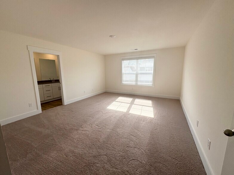 Building Photo - 384 Alta Tree Blvd