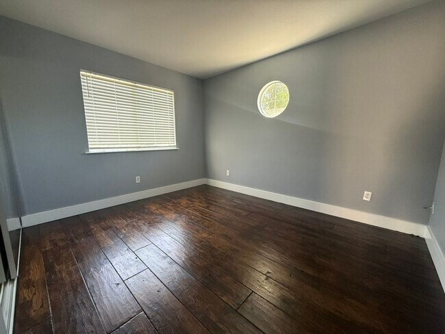 Building Photo - EPIC REA - Fully Renovated 5BR/3BA Home in Lone Tree Estates