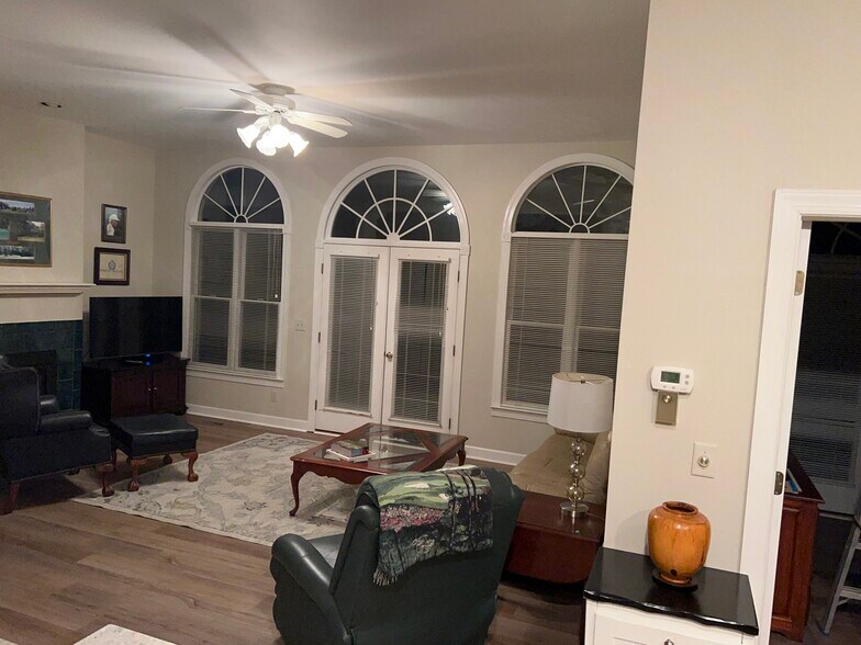 Building Photo - 201 Plantation Dr