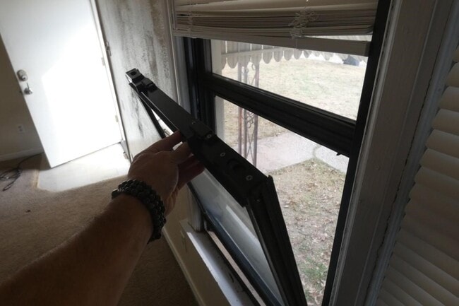 Building Photo - 2211 NW Crosby Ave