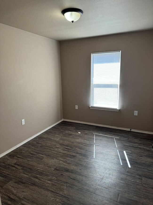 Building Photo - FENCED BACKYARD*Move in SPECIAL*Section 8 approved*