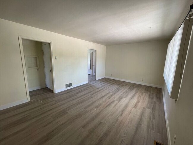 Building Photo - 701 Claremont Cir