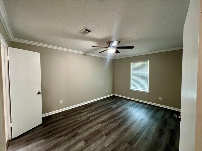 Building Photo - 17 N Linnwood Dr