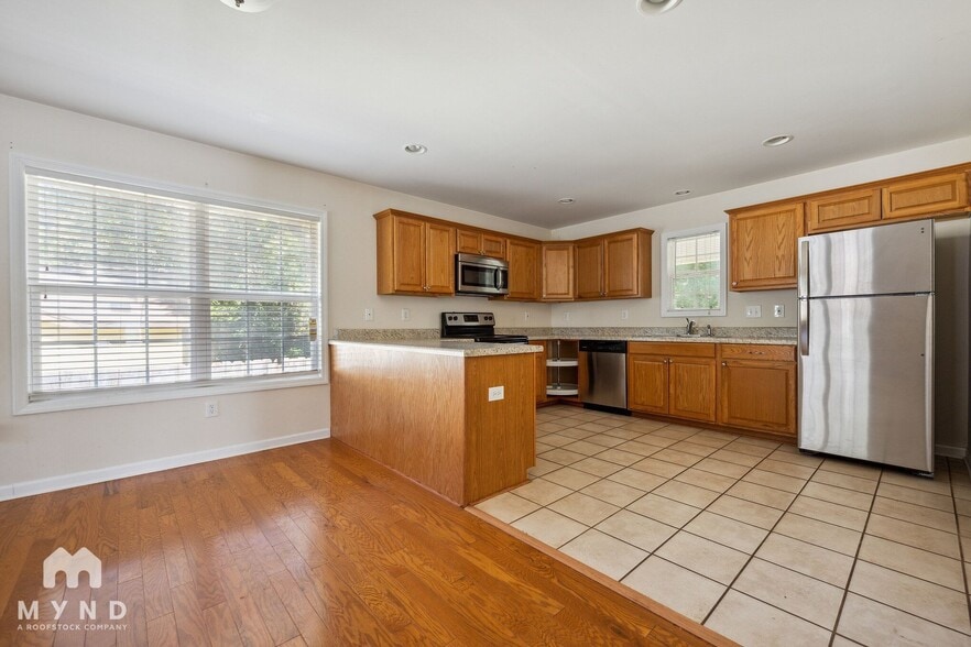 Building Photo - 902 Appleby St NW