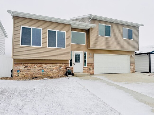 Building Photo - 4 Bedroom House!