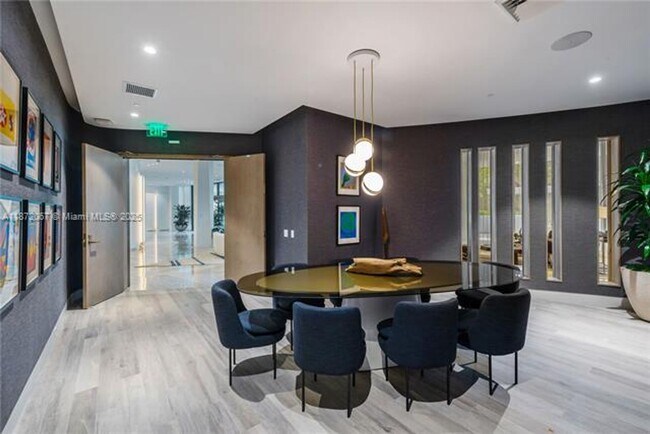 Building Photo - 2831 S Bayshore Dr