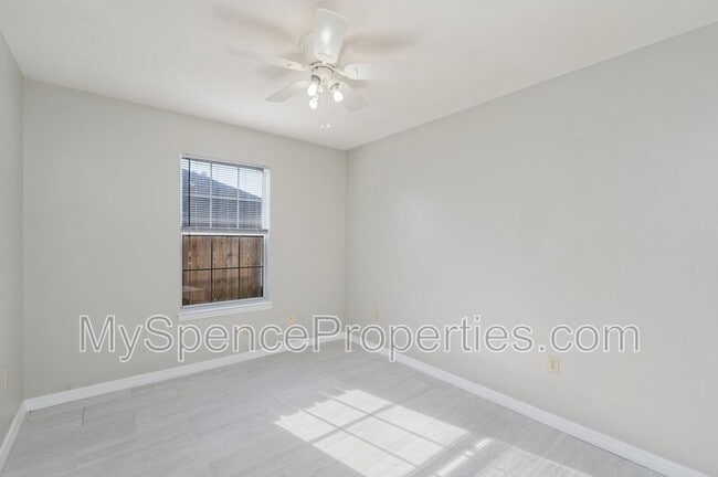 Building Photo - 440 Apple Dr