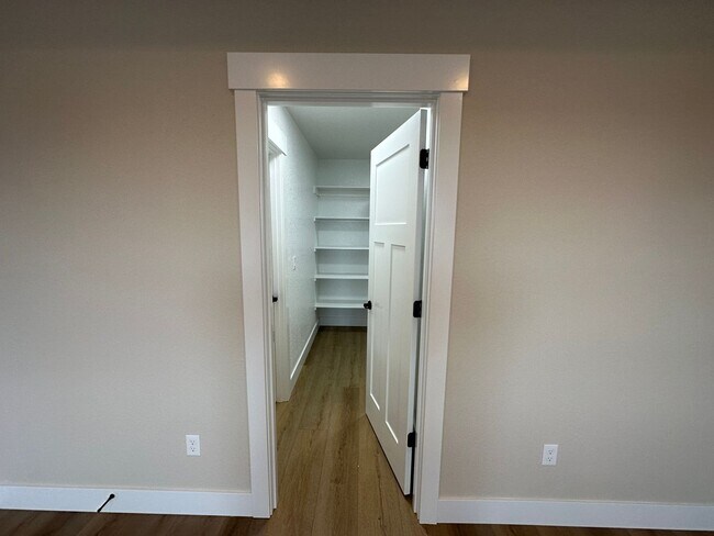 Building Photo - 616