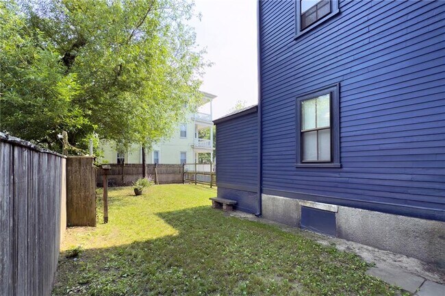 Building Photo - 64 Willow St