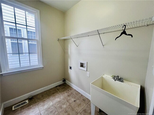 Building Photo - 96 Lamplighter Way