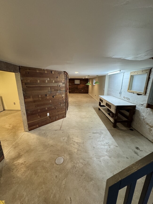 Building Photo - 410 NE 56th Ave