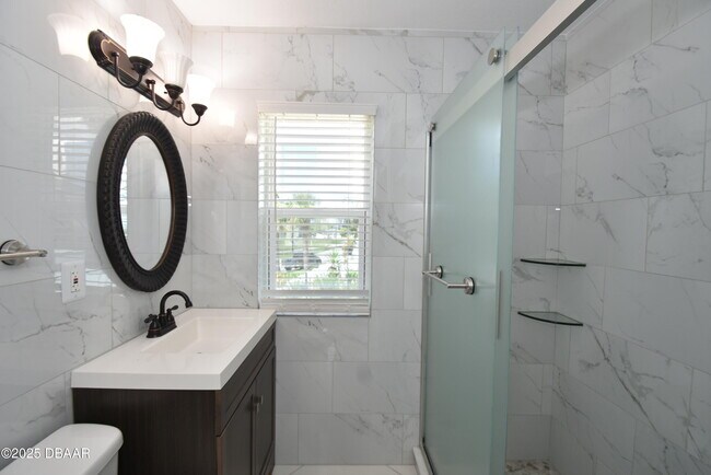 Building Photo - 403 N Oleander Ave