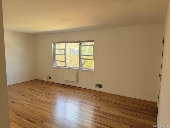 Building Photo - 86 McLoughlin St