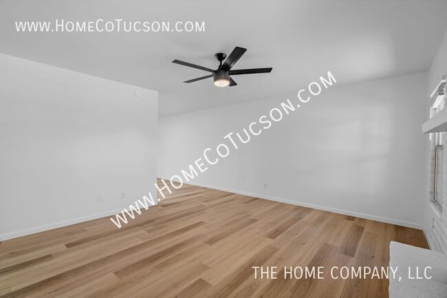 Building Photo - 7461 E Victoria Dr