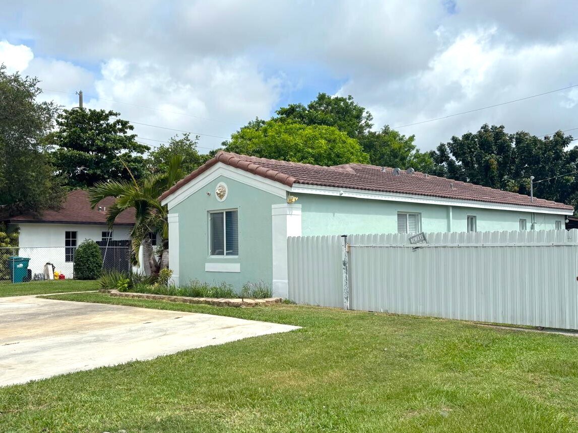 Building Photo - 10611 SW 170th Ter