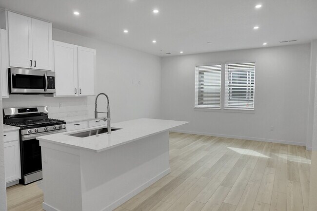 Building Photo - $2,350- 3 Bed 2.5 Bath Townhome in CO Springs with Central AC, and In Unit Laundry!