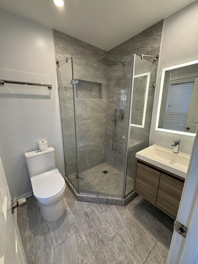 Master bathroom - 2422 S Oxford St