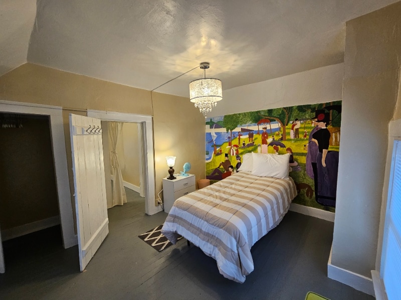 Building Photo - 301 Oakwood St