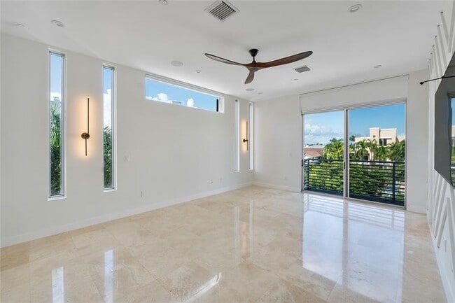 Building Photo - 3270 NE 15th St