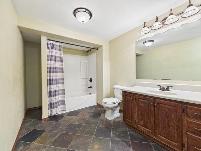 Building Photo - 904 S Cloudas Ave