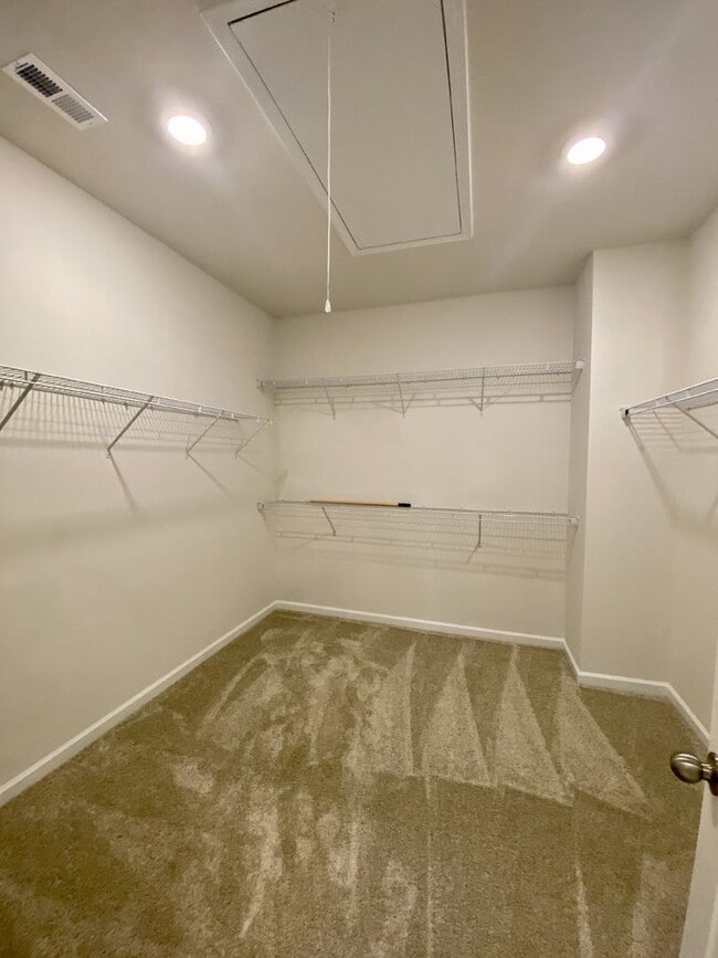 Building Photo - Beautiful 3BR/2.5BA Townhouse; Easy Access to I485 and Uptown