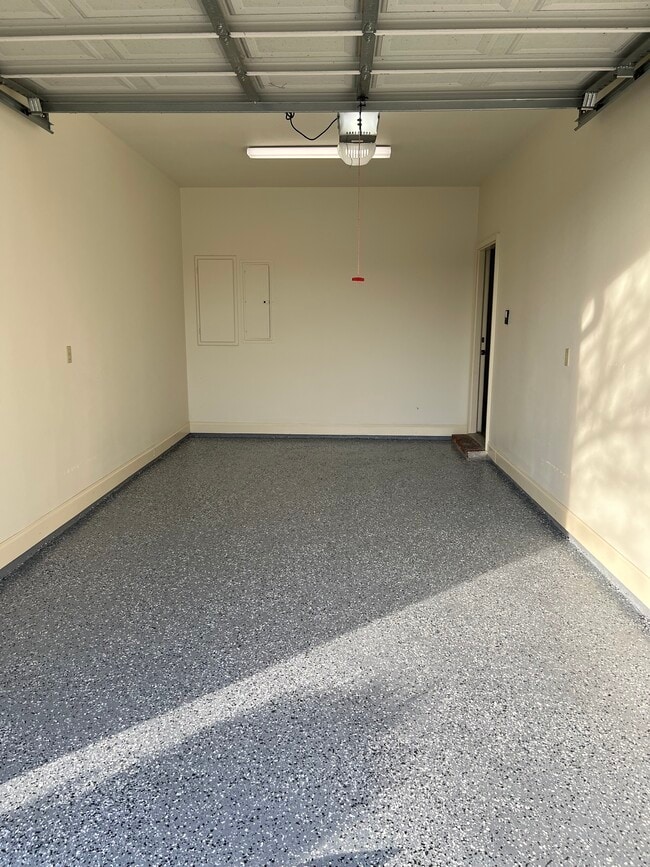 Garage - 37150 Woodgate Ave