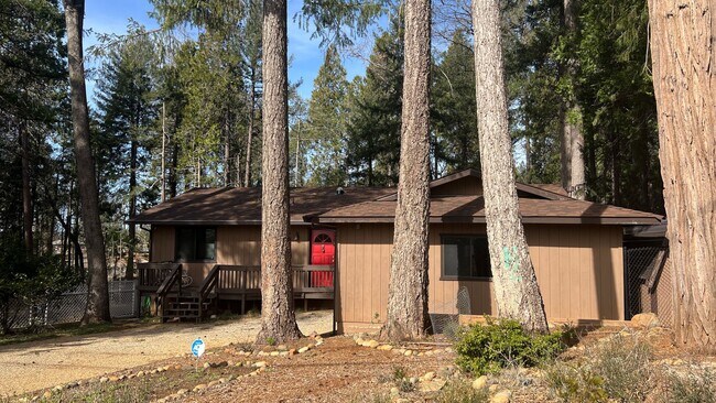 Building Photo - Two Bedroom Two bath home with attached Ga...