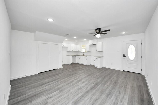 Building Photo - 2322 Wavell St