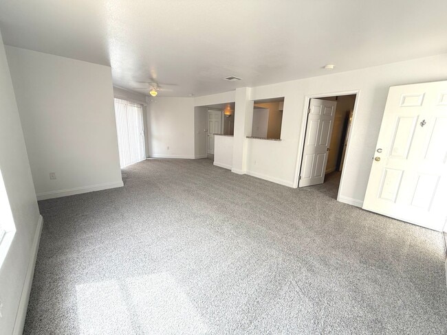 Building Photo - SPACIOUS 3BED/2BATH CONDO ON THE FIRST FLOOR!
