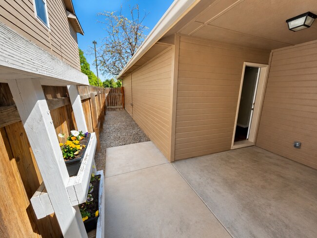 Building Photo - Easy-Living 3 Bed, 2 Bath Home with Double Garage, Pool Access & Private Courtyard