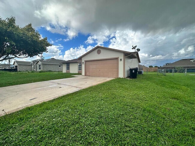 Building Photo - 1021 SW Du Bois Ave