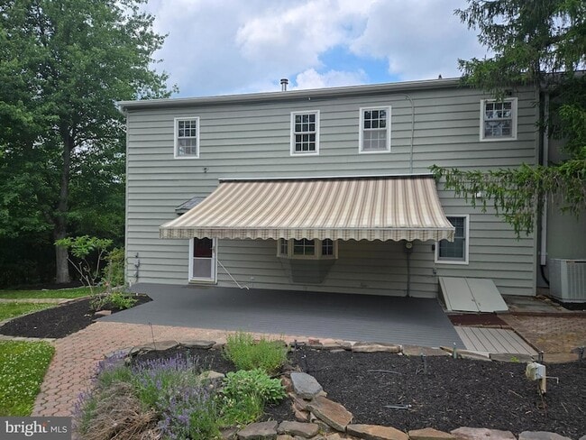 Building Photo - 242 S Sugan Rd