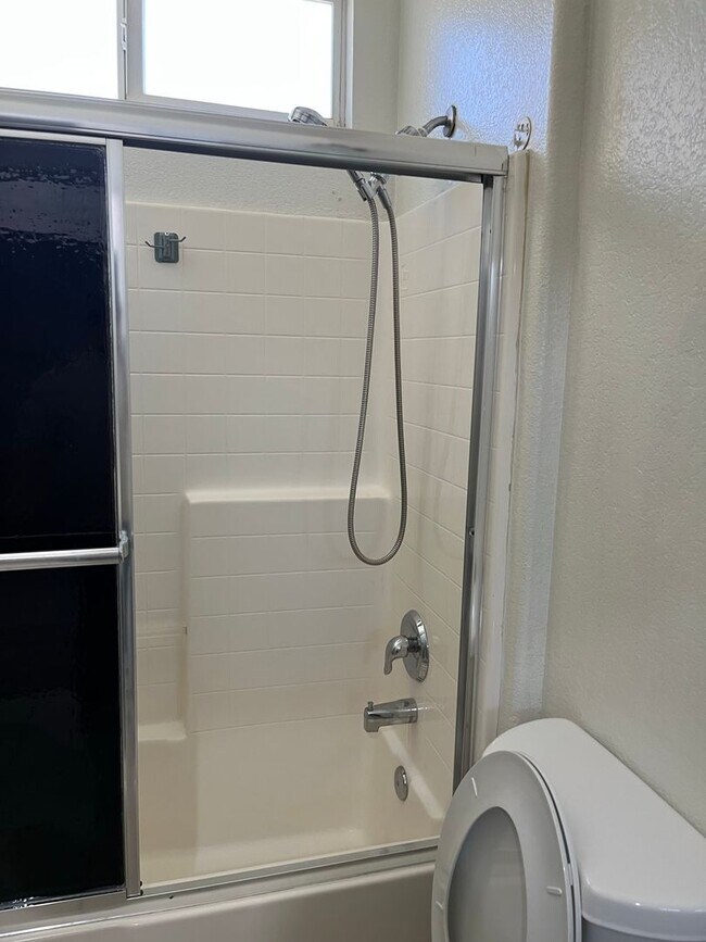 Building Photo - 3 bedroom 2 bath home with large yard available in Adelanto!