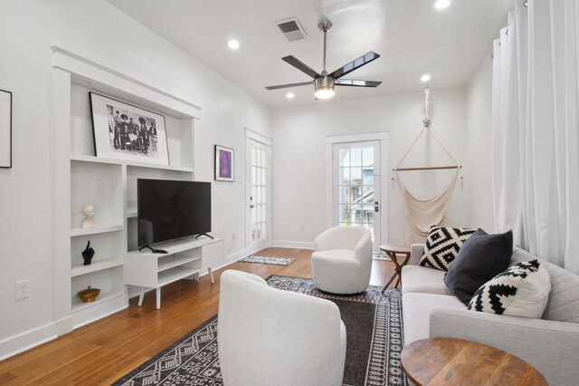 Living Room - 5524 Willow St