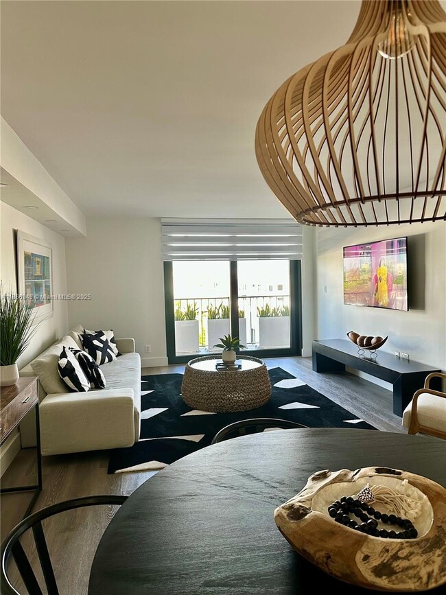 Primary Photo - 2625 Collins Ave