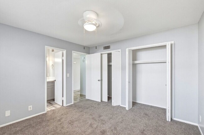 Building Photo - 1129 N Wedgewood Cir