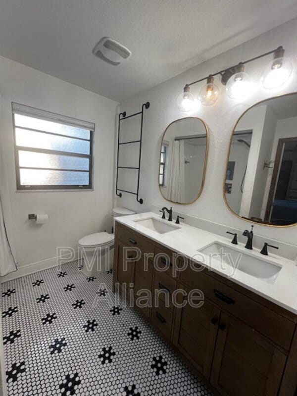 Building Photo - 4044 Tenita Dr