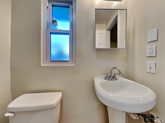 Building Photo - 8249 Devoe St