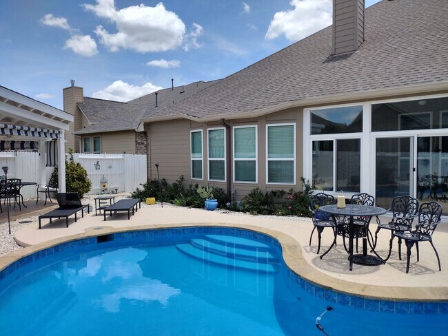Building Photo - Beautiful 4 bedroom with a pool!!!