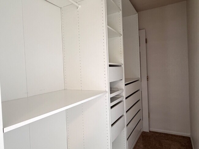 Building Photo - ~Available Now~ Beautiful Three Bedroom Home in Englewood!
