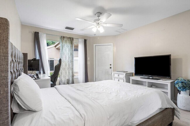 Building Photo - 790 Clearbrook Park Cir