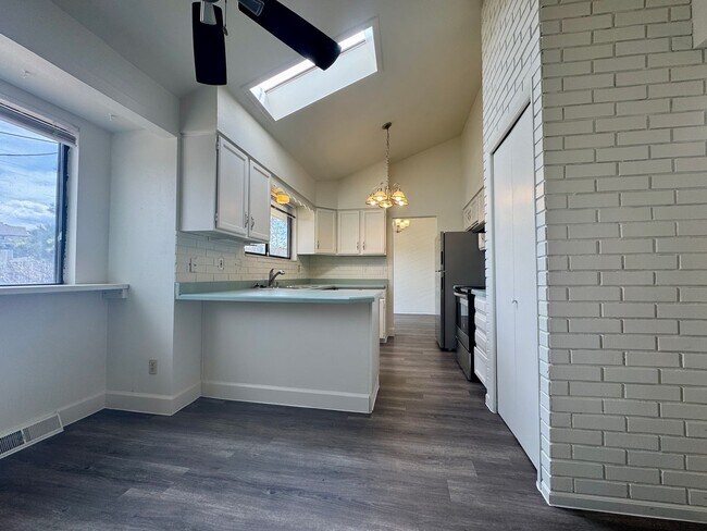 Building Photo - Beautiful 5 bedroom 2.5 bathroom home available NOW!!!