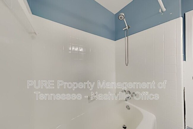 Building Photo - 537 Whispering Hills Dr