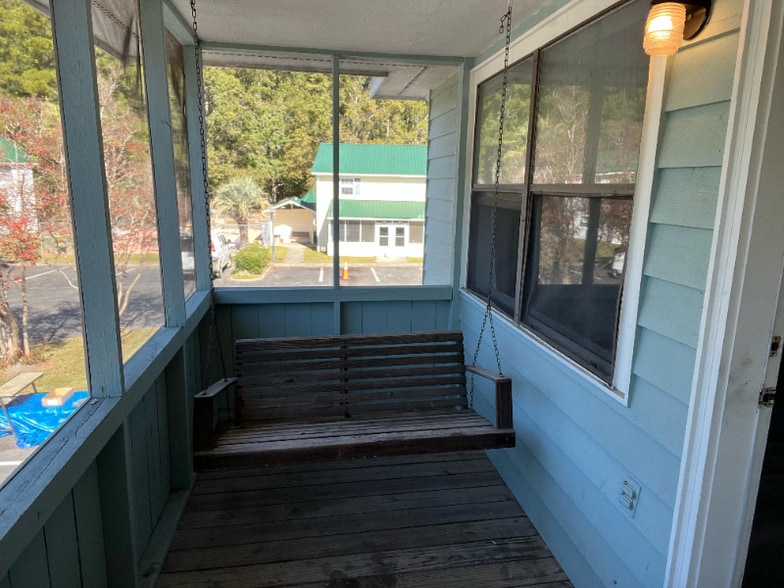 Building Photo - 1226 Shalom Dr